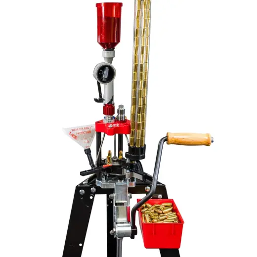 Kompletní sada přebíjecího lisu Lee 2026 Auto Breech Lock PRO. Obsahuje lis včetně karbidových matric, zápalkovače, podavače nábojnic, nádoby na hotové náboje a dalšího vybavení. Nově s automatickým podavačem zápalek.